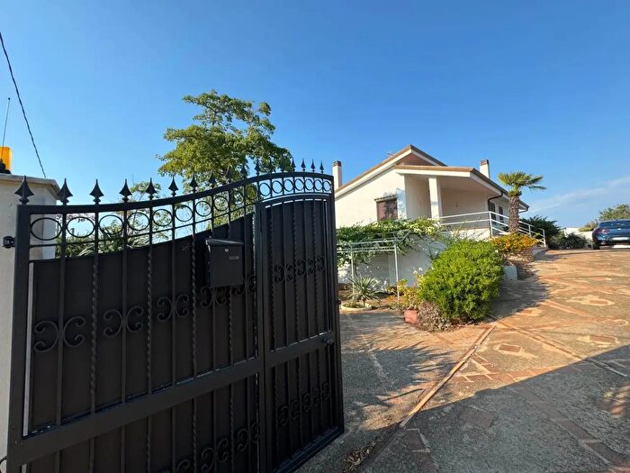 Casa con 7 locali in vendita in Contrada Madame, Zambrone