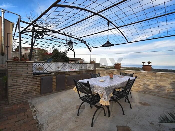 Casa con 8 locali in vendita in Via Nunziata Piedimonte, Mascali