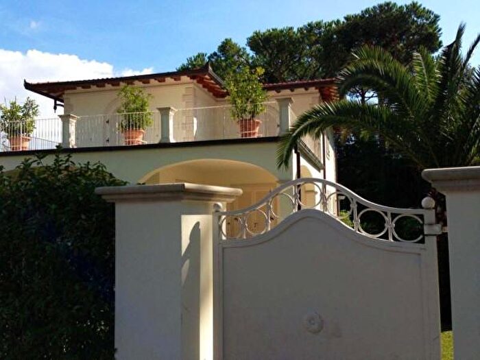 Casa con 6 locali in affitto in Forte Dei Marmi