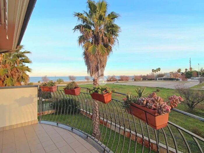 Appartamento trilocale in vendita in Lungomare Rodi, Giulianova