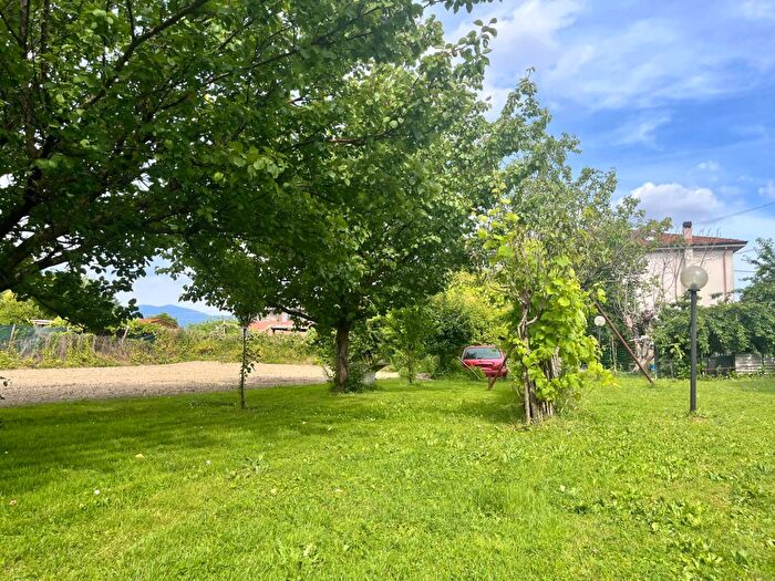 Casa con 10 locali in vendita in Agliana