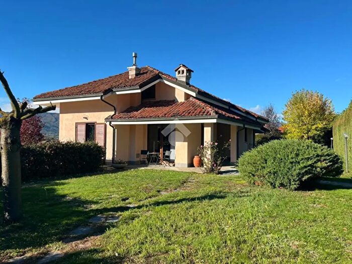 Casa con 6 locali in vendita in Trana
