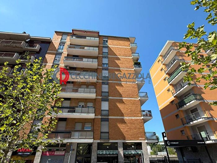 Appartamento quadrilocale in affitto in Via Lorenteggio, Tripoli Soderini, Milano