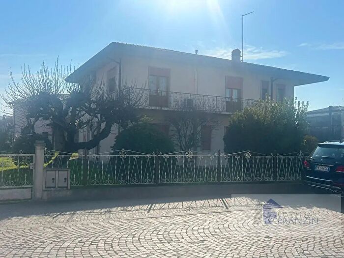 Appartamento trilocale in vendita in Via Losson Centro, Meolo