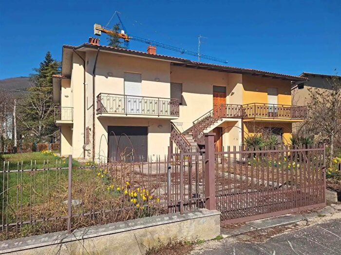 Casa con 12 locali in vendita in Pieve Torina