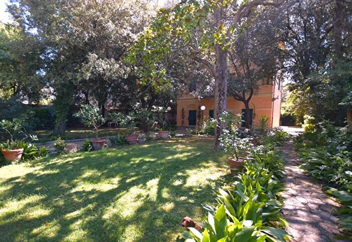 Casa con 10 locali in vendita in Livorno