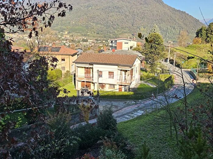 Casa quadrilocale in vendita in Via Roma, Calco