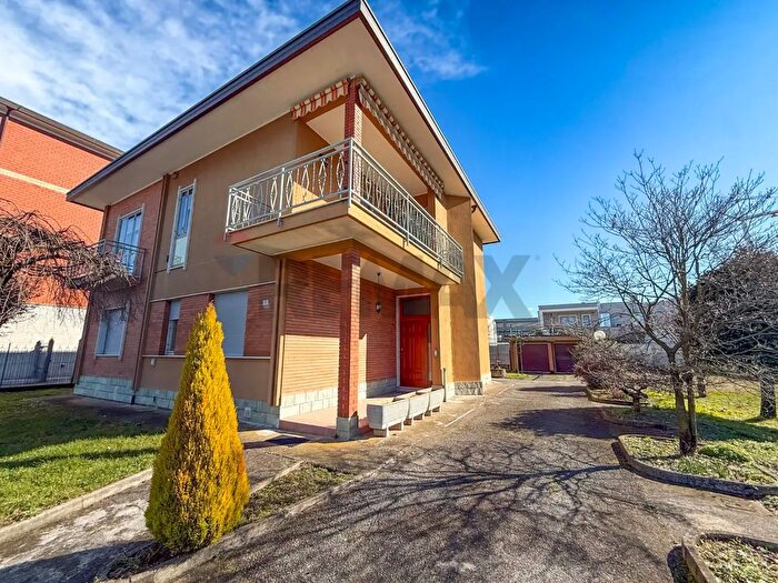 Casa con 5 locali in vendita in Via Volta, Lomagna