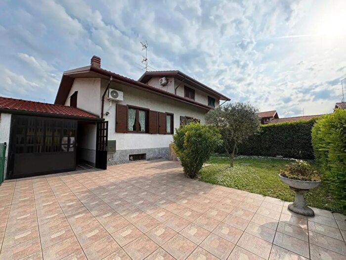 Casa quadrilocale in vendita in Via Vittorio Veneto, Mesero