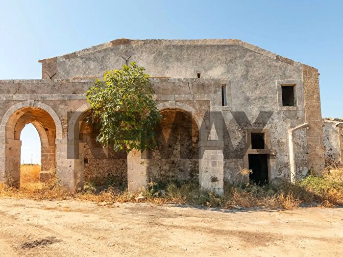 Casa con 20 locali in vendita in Sp Snc, Siracusa