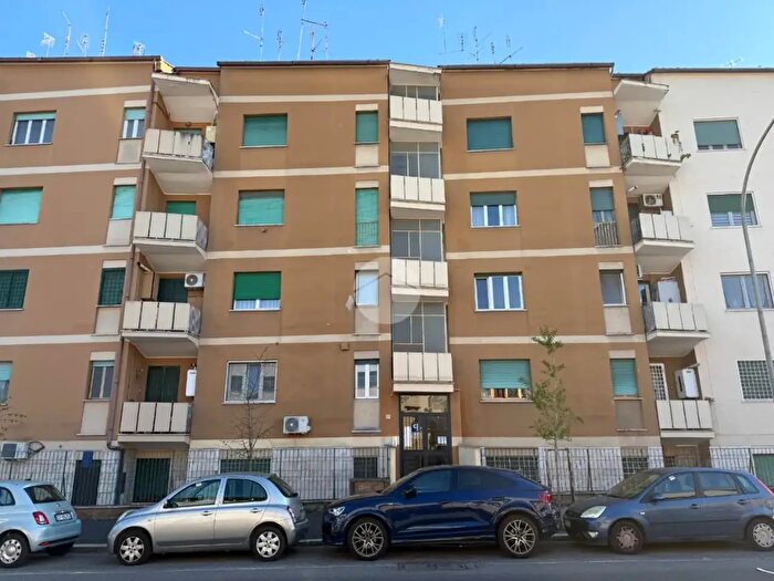 Appartamento trilocale in vendita in Via Efeso, Roma