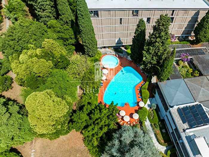 Appartamento trilocale in vendita in Via Vittoriale, Gardone Riviera
