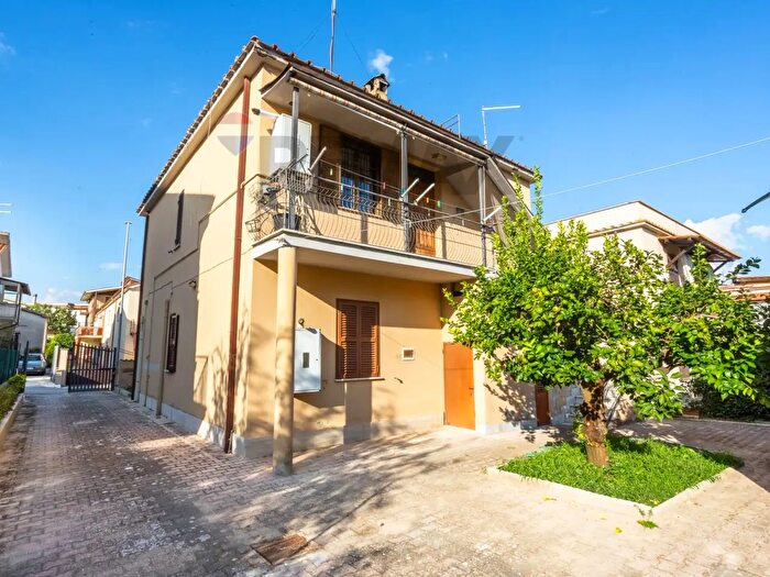 Appartamento trilocale in vendita in Vicolo Anguillarese, Roma