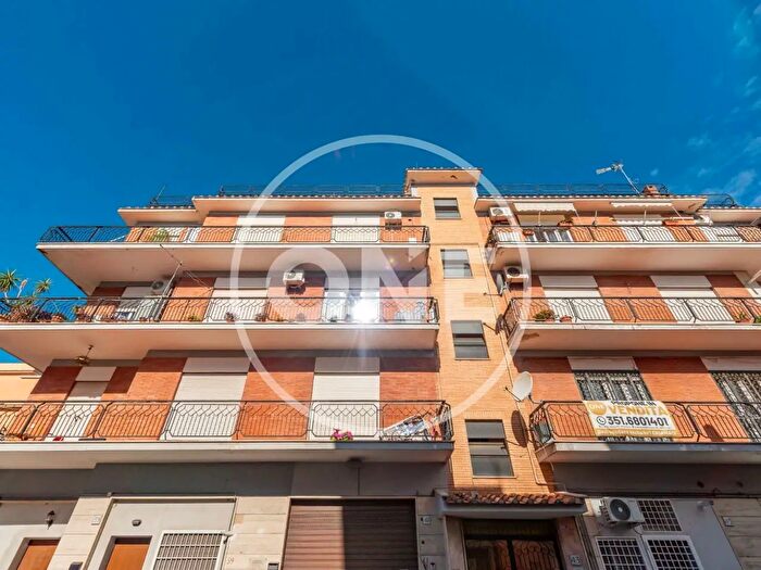 Appartamento trilocale in vendita in Via Acerra, Roma