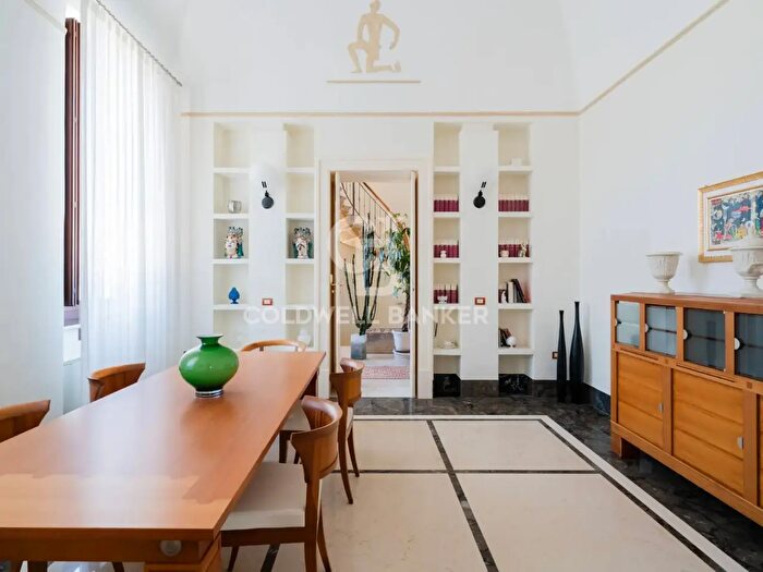 Casa con 12 locali in vendita in Via Piave, Parabita