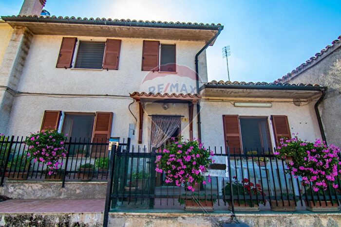 Casa con 8 locali in vendita in Frazione San Giovanni, Fabriano