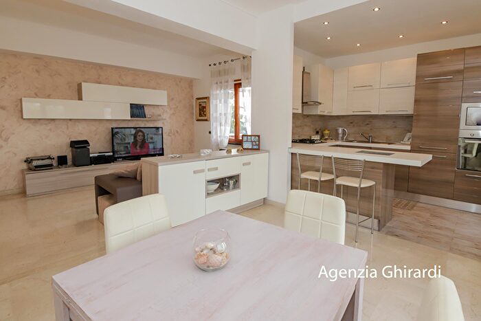 Appartamento con 6 locali in affitto in Via Briscata, Genova