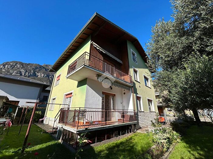 Casa con 10 locali in vendita in Via Bosca del Pomo, Costa Volpino