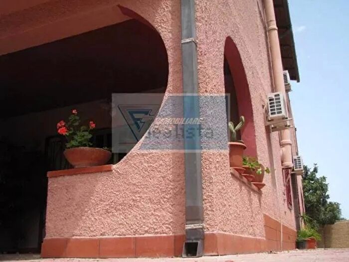 Casa con 9 locali in vendita in Melilli