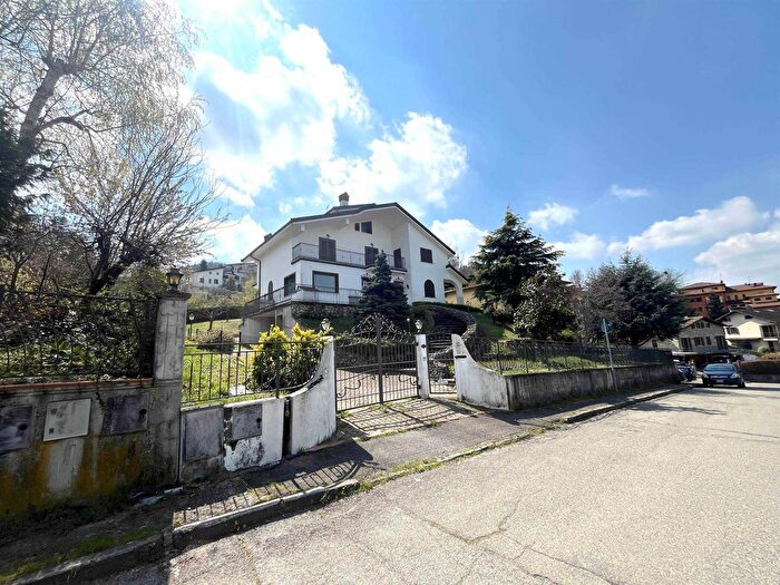 Casa con 12 locali in vendita in Pavullo Nel Frignano