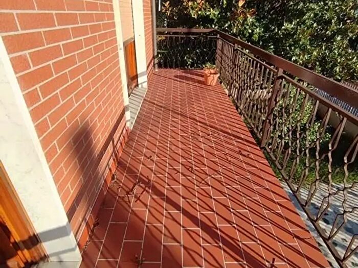 Casa con 8 locali in vendita in Carrara