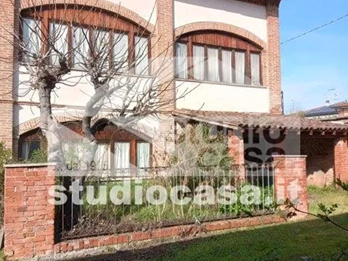 Casa con 8 locali in vendita in Via Marconi, Vailate