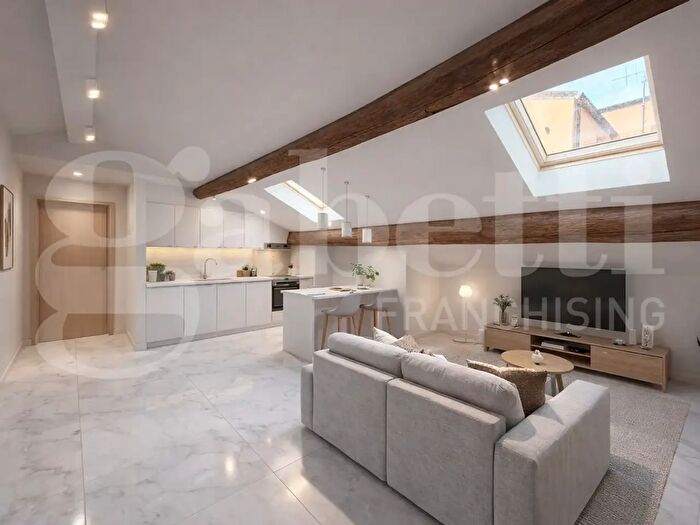 Appartamento trilocale in vendita in Via Nicotera, Finale Ligure