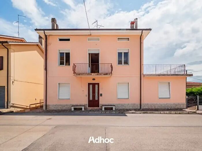 Appartamento con 6 locali in vendita in Via Unità d'Italia, Montelabbate