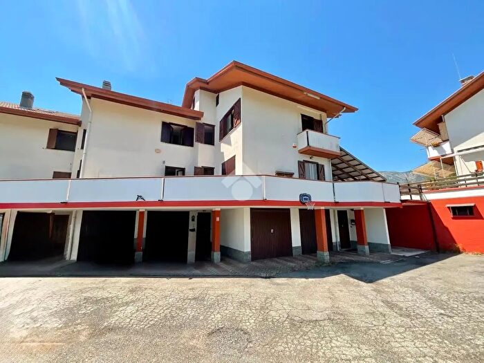 Casa con 6 locali in vendita in Frazione Carella, Pratiglione