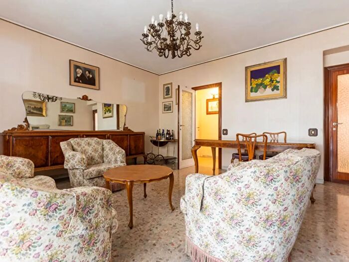 Appartamento quadrilocale in vendita in Via Oderisi da Gubbio, Roma