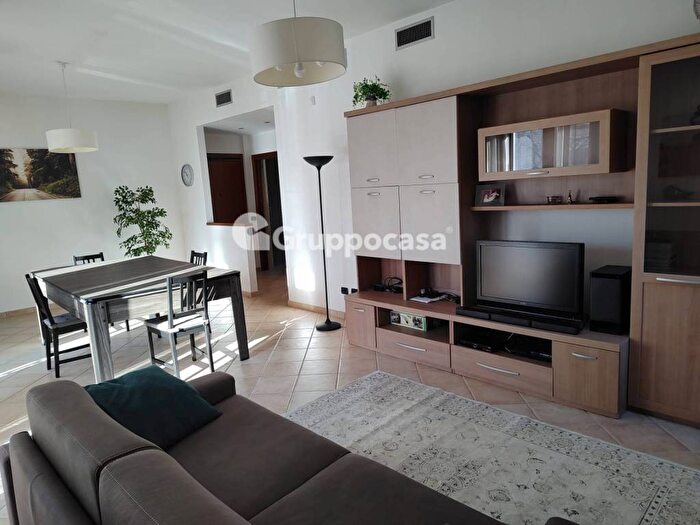 Appartamento trilocale in affitto in Via Kennedy, Fizzonasco, Pieve Emanuele