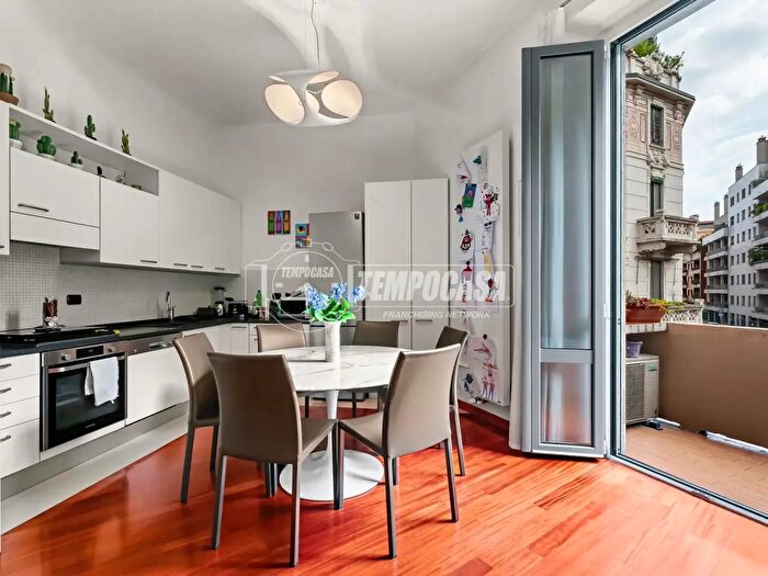 Appartamento trilocale in vendita in Via Spartaco, Milano