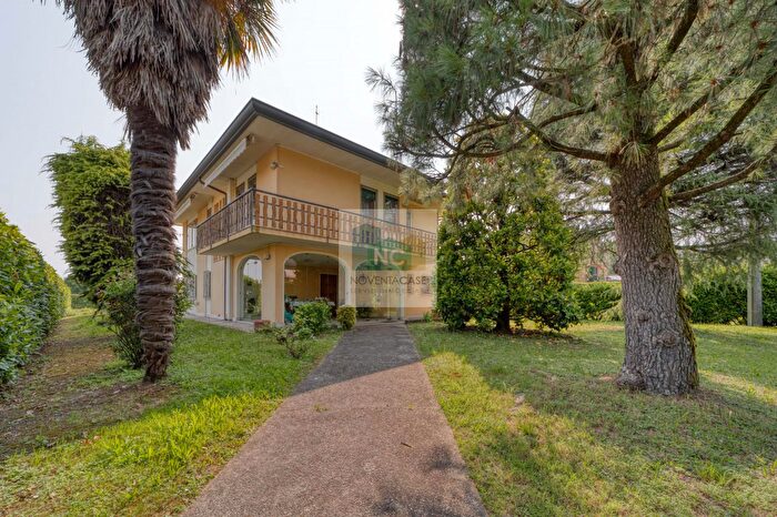 Casa con 10 locali in vendita in Via Noventana, Noventa Padovana