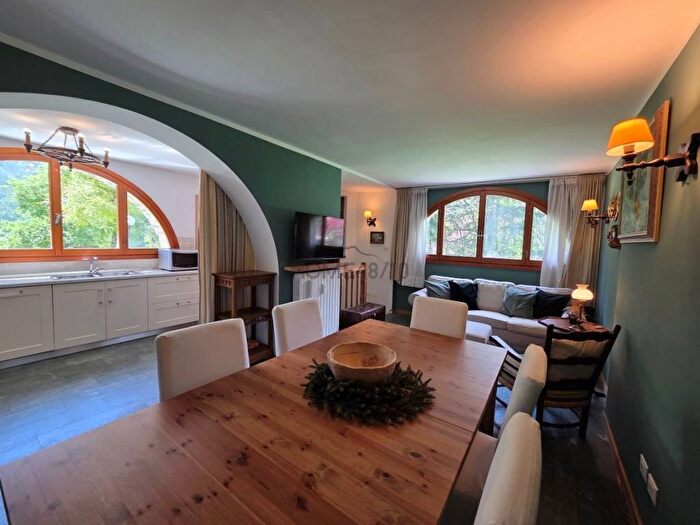 Appartamento con 6 locali in affitto in Strada del Villair, Centro, Courmayeur