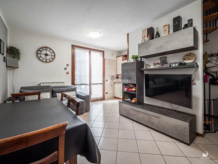 Appartamento quadrilocale in vendita in Via Newton, Castellarano