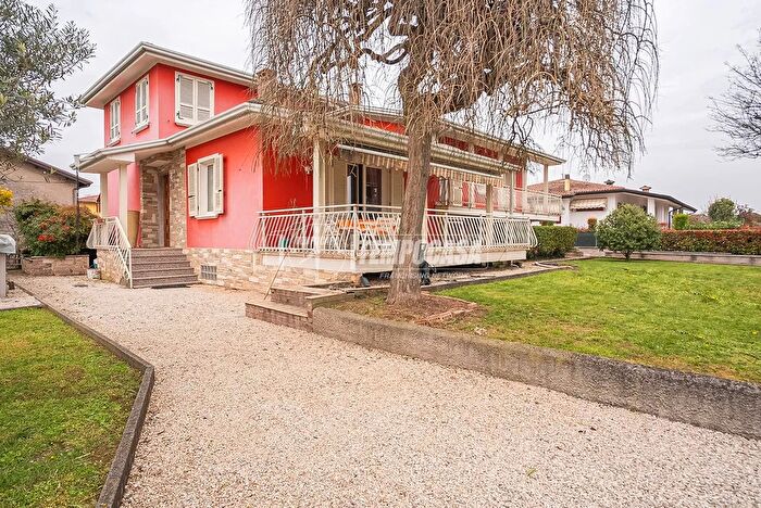 Casa con 6 locali in vendita in Via Bassa, Montichiari