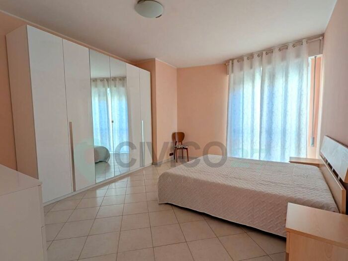 Appartamento con 5 locali in affitto in Via Vittorio Veneto, Marina di Massa Centro, Massa