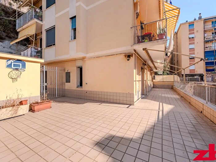 Appartamento con 6 locali in vendita in Via Robino, Genova