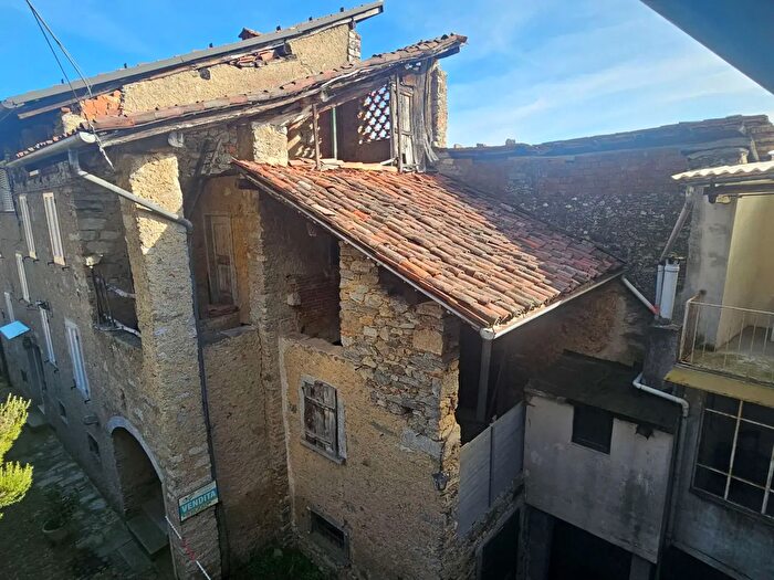 Casa con 10 locali in vendita in Colazza