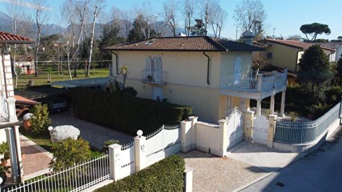 Casa con 6 locali in vendita in Forte Dei Marmi
