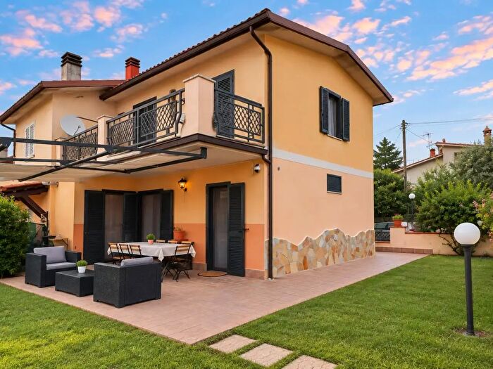 Casa quadrilocale in vendita in Via Monte Calvo di Sotto, Scandriglia