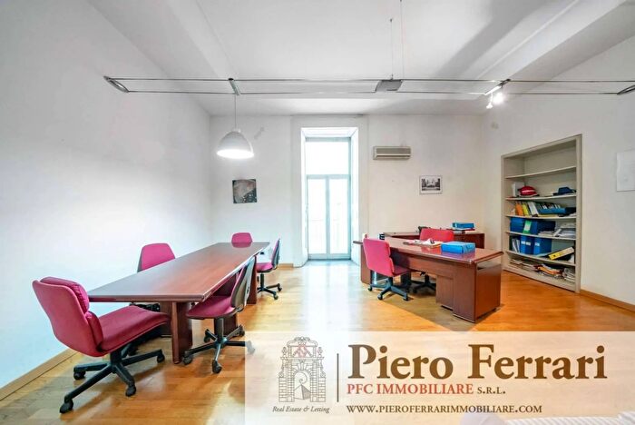 Appartamento con 8 locali in vendita in Via Broggia Napoli, Napoli