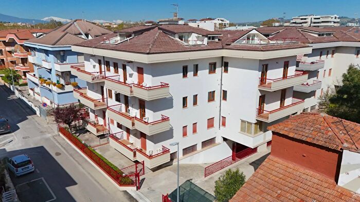 Appartamento quadrilocale in vendita in Via Emilia, Alba Adriatica
