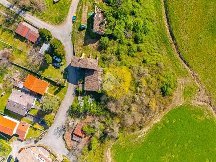 Casa quadrilocale in vendita in Strada per Carpaneto, Lesignano De Bagni