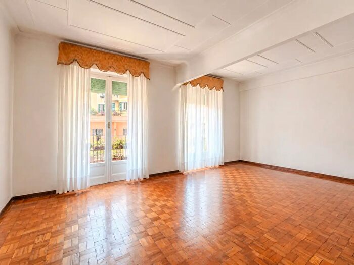 Appartamento con 8 locali in vendita in Genova