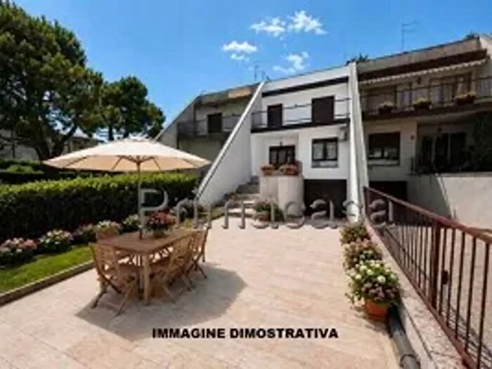 Casa con 6 locali in vendita in Via, Soave