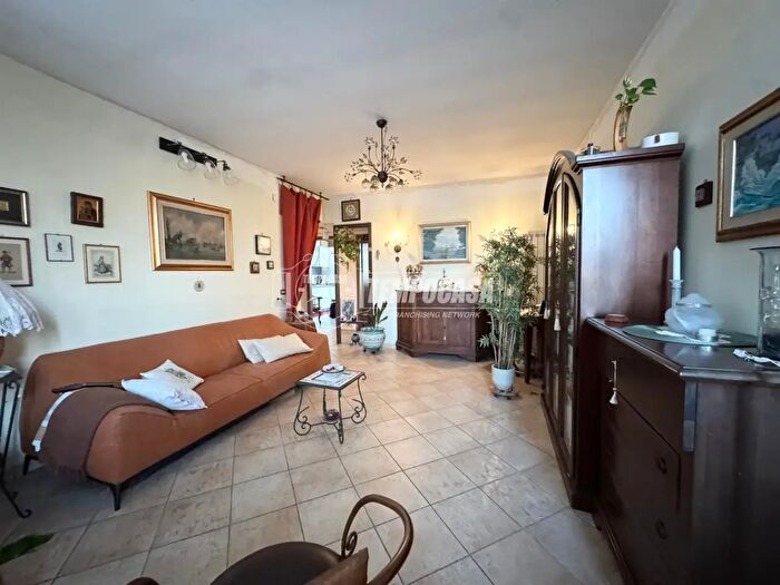 Appartamento con 5 locali in vendita in Napoli