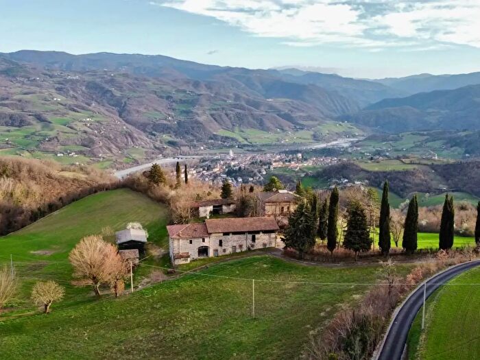 Casa con 16 locali in vendita in Bobbio