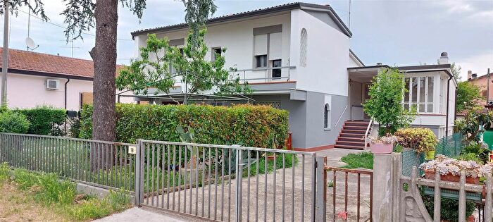 Casa con 11 locali in vendita in Via Puccini Conselice, Conselice