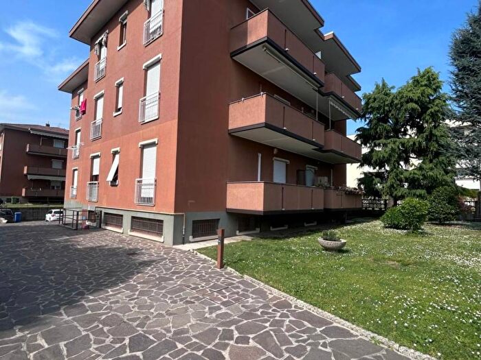 Appartamento trilocale in affitto in Via Monte Grappa, Uboldo